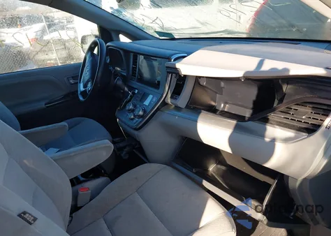 2017 Toyota Sienna Le 8 Passenger z USA, uszkodzony, nr VIN 5TDKZ3DC6HS830737